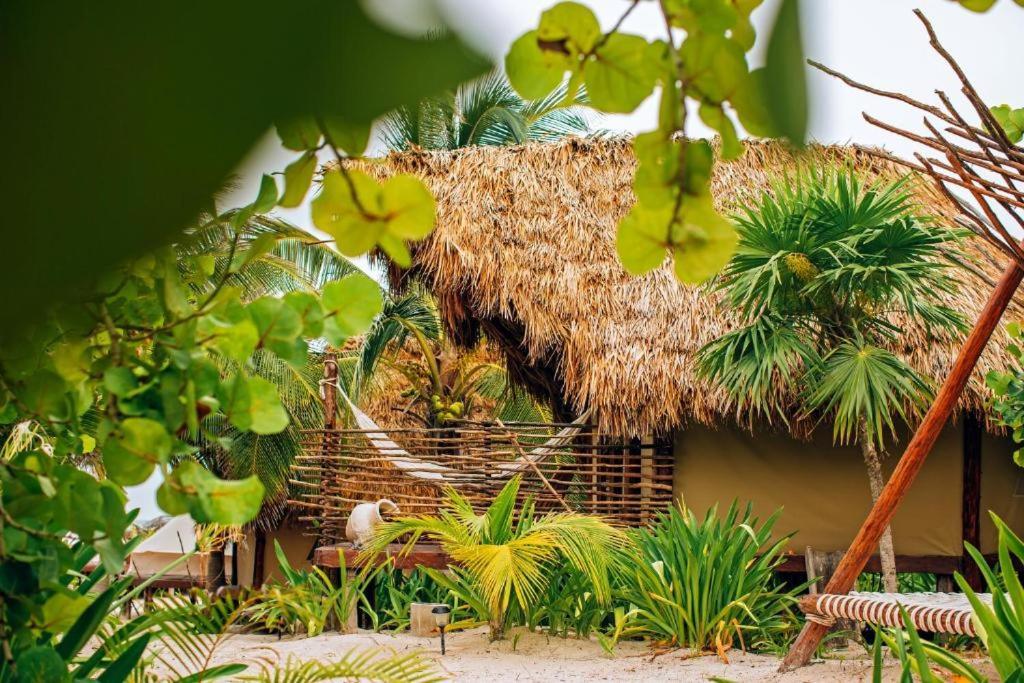 Ikal Tulum Hotel Экстерьер фото A hut in the jungle